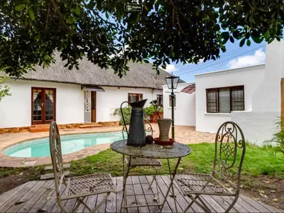 a table and chairs in front of a house at Beulah Lodge in Cape Town