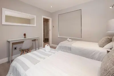Gallery image of Marine Court 5 by BACK IN TOWN - 2Bedroom Ocean-facing Apt in Hermanus Centre in Hermanus