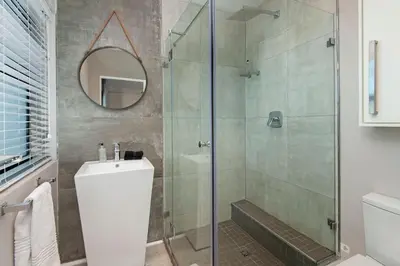 Gallery image of Marine Court 5 by BACK IN TOWN - 2Bedroom Ocean-facing Apt in Hermanus Centre in Hermanus