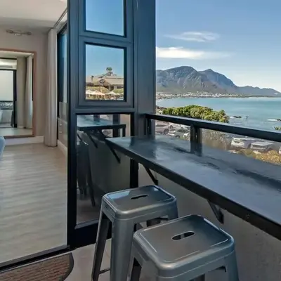 Marine Court 5 by BACK IN TOWN - 2Bedroom Ocean-facing Apt in Hermanus Centre