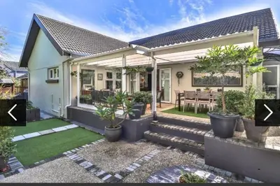 a home with two arrows pointing to the front of the house at In die Hoekie in Hermanus