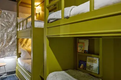 two bunk beds in a green room at Boord Guest House in Stellenbosch