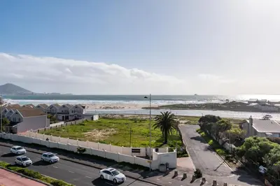 Gallery image of Burmeister 407 -Spacious 1 Bedroom Apartment Across from Ocean in Cape Town