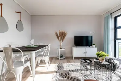 Gallery image of Burmeister 407 -Spacious 1 Bedroom Apartment Across from Ocean in Cape Town