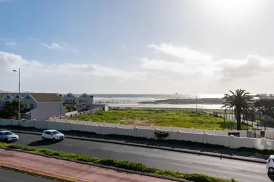 Gallery image of Burmeister 202 - 2 Bedroom Apartment Across from Ocean - Onsite Free Parking in Cape Town