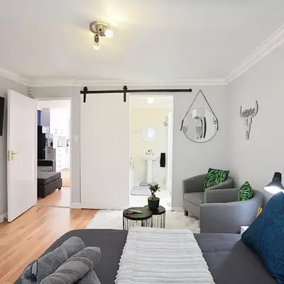 Flatlet 2.1km from Iconic Blaauwberg Beach